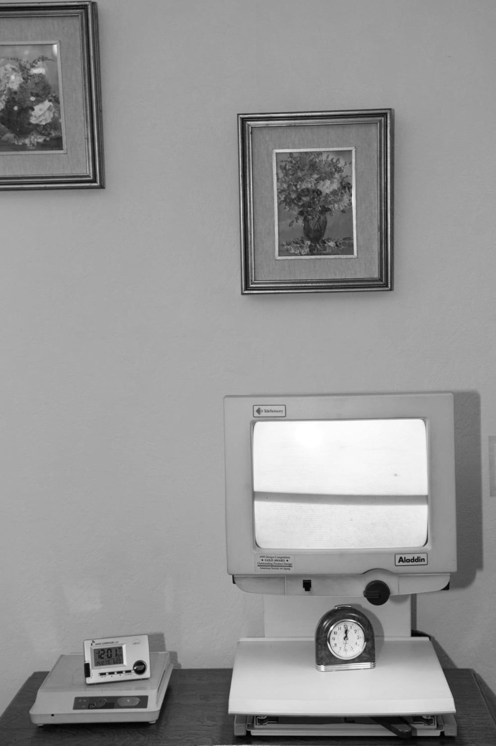 Tours d’Yser, tours d’histoire, une création documentaire photographique et sonore d’Émilie Danchin, une coproduction de la Fédération Indépendante des Seniors, BNA-BBOT, le Service de cohésion sociale du quartier nord subventionnée par la Fondation Roi Baudouin, Bruxelles